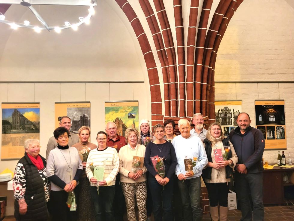 Hildegard Wynands (l.) und Thomas Staudt MdL (re.) sowie Bgm Steffen Schilm (3.v.l.) mit den Preistrgern des diesjhrigen Blumenwettbewerbes